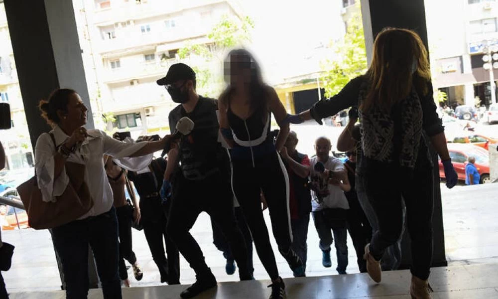 Στο δικαστήριο η «παρουσιάστρια» μετά τη μήνυση του Χαρδαλιά